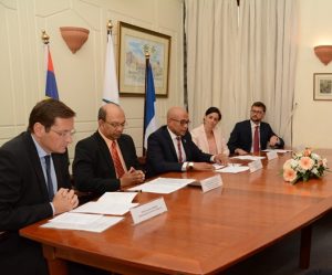 De gauche à droite, Laurent GARNIER, Ambassadeur de France à Maurice, Etienne SINATAMBOU, Ministre des Affaires étrangères, de l’Intégration régionale et du Commerce international de Maurice, Fahmy THABIT, Président de l’UCCIOI, Hélène ECHEVIN, Présidente de la CCI de Maurice et Matthieu DISCOUR, Directeur de l’AFD à Maurice (Crédit photo UCCIOI)
