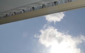 Un film protecteur sous la tôle l'isole des rayonnements solaires