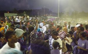 La foule joyeuse de Mzouazia fête la victoire sur le pelouse-poussière de Labattoir