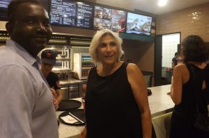 Ersi Volonakis avec le capitaine de police Chamassi lors de l'inauguration du restaurant vendredi soir