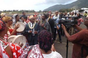 Mohamed Sidi et Fatimatie Bintie Razafinatoandro, élus du conseil départemental, accueillis sur le sol anjouanais