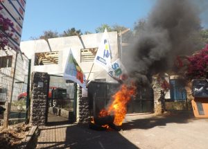 Des pneus enflammés devant le portail du vice-rectorat