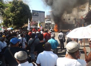 Rassemblement bon enfant devant le vice-rectorat