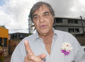 Marcel Rufo devant le minaret de la mosquée de Mtsamboro