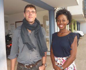 Ramatou arrive au rendez-vous de l'association Wama avec son avocat Maître Charles Simon