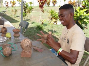Fabrication de bols de coco malgré le handicap