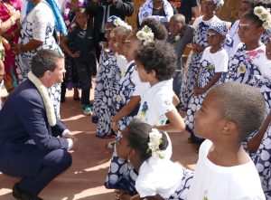 Manuel Valls en discussion avec une chorale d'enfants à Mayotte