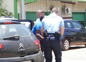 Arrivée d'Issouf Madi Moula encadré par les gendarmes (Nous n'avons pas inséré de photos de face pouvant nuire à son image)