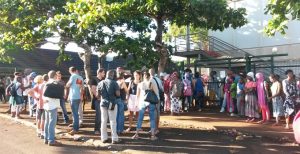 Les enseignants commencent à se rassembler ce vendredi matin, peu après 6h30, devant le collège de Chiconi