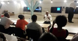 La présentation de la salle de visioconférence par Bacar Achiraf, le directeur de la cité des métiers