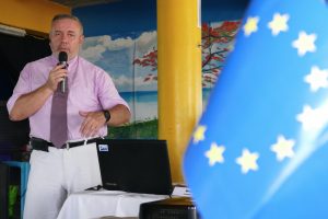Alain Faudon en chef d'orchestre de la présentation des Fonds européens
