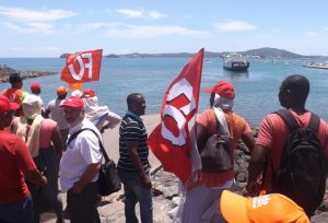 Blocage de la barge qui fait demi-tour avant d'arriver à Mamoudzou, vers 10h45 ce lardi matin à Mamoudzou