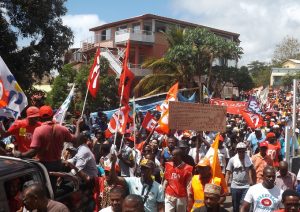 La manifestation passe à côté du CHM
