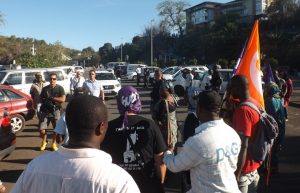 Le convoi du préfet se fraye un chemin parmi les manifestants sur le front de mer de Mamoudzou