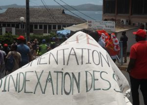 Une banderole pour l'augmentation de l'indexation pour se protéger du soleil