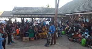 Une foule toujours plus importante attend une barge à Mamoudzou (à 17h ce mardi)