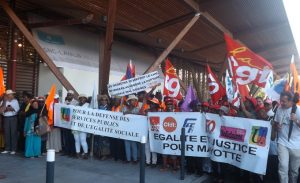 Les manifestants chantent devant l'aéroport de Pamandzi à 17h ce lundi