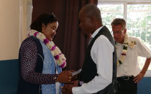 Mariame Saïd remet son diplôme à Ahmed Hanfif , aux côtés de Fabien Gillig