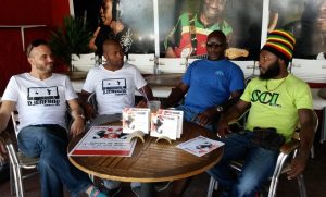 Antoine Houchot et Ankidine Bacar de Djérébou records présentent l'album avec les musiciens Daddy Happy et Coudje N'Co