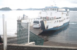 Une barge "sanitaire" avec des ambulances à bord arrive à 9h à Mamoudzou en provenance de Petite Terre