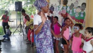 99 cadeaux pour 99 enfants de Saint-Benoit au son de musiques mahoraises