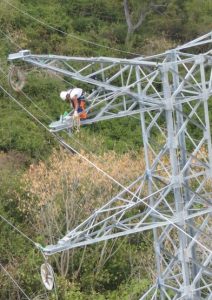 Travail en hauteur sur un pylône EDM