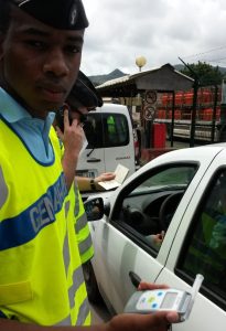 Un contrôle d'alcoolémie ce jeudi matin: l'alcool est responsable d'un tiers des accidents mortels à Mayotte