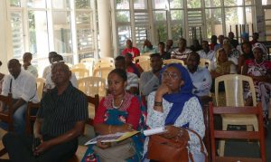 La salle lors de la présentation de l'URMA, avec au premier plan salle Université URMA, Omar Djoundy, et la Conseillère Armanie Abdoul Wassion