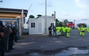 Face aux agents de la SMART, les gendarmes interviennent pour déplacer les engins bloquant le déchargement au quai 2