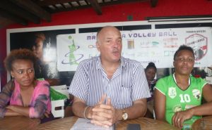 Gilles Martin entre Lima Wilde (à gauche) et Baraka