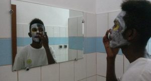 Elfahad termine son maquillage avant de monter sur scène