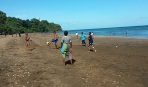 Partie de football mixte sur la plage du Sakouli