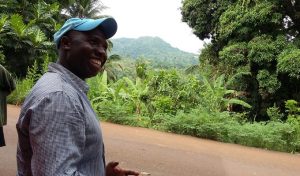 Winston Attoumani heureux de sa 1ère campagne de plantation à Vahibé avec sa jeune association