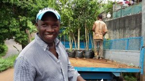 Winston Attoumani va planter avec les jeunes et les membres de l'association pas moins de 254 arbres