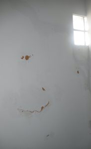 L'eau ruisselle par le mur