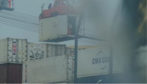 Le personnel hissé dans un container faisant office de nacelle (Photo D.R.)