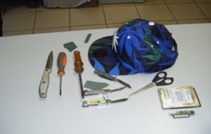 Certains objets saisis dans les cartables par la gendarmerie