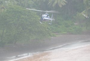 Hélicoptère en recherche sur la plage Tanarassi à Koungou
