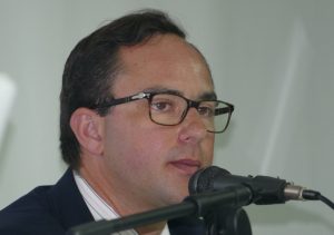 "Ne confondons pas sphère publique et espace étatique", recommande Julien Couard