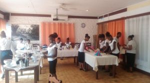 Cocktails, préparation de tables, service... de quoi permettre aux collégiens de comprendre les formations dispensées (Photos: M. Coulon/ Lycée de Kawéni)
