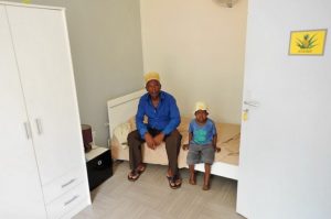 Ounroufani Baco vient de Mayotte pour soigner un cancer. Son père, Abdourahmane, peut rester près de lui (Image: JIR)