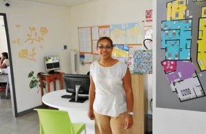 Osna Djaffardee-Girault la directrice de la structure très heureuse de l'inauguration de la nouvelle aire de jeux
