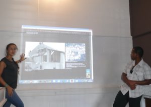 Marion Lalanne et Ambass Ridjali face à la photo de la première mosquée
