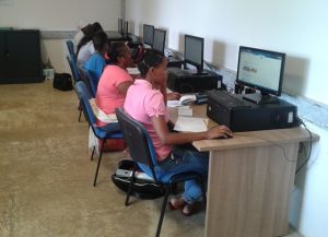 Dans la salle informatique, pour une remise à niveau complète