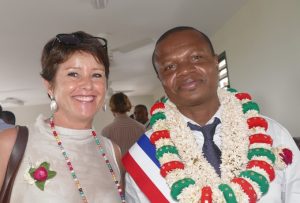 Nathalie Costantini lors de l'inauguration de l'école de Mtsamoudou aux côtés du maire Ali Moussa Ben