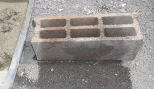 Le parpaing de la colère