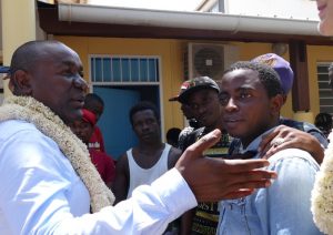 Issa Issa Abdou avec les jeunes du centre Nyamba de Caritas France de Mayotte