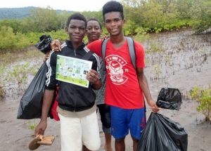 Découverte du biotope et ramassage de déchets à Bandrélé