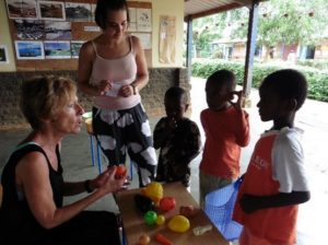 Ateliers en petit groupe avec les enfants des écoles de Mayotte pour ces stagiaires luxembourgeoises (Photo: Haute école Robert Schumann)