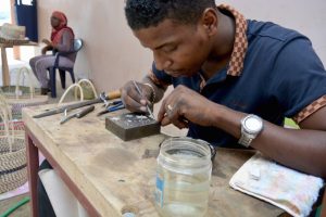Un artisan mahorais dans le cadre de l'opération Bweneso